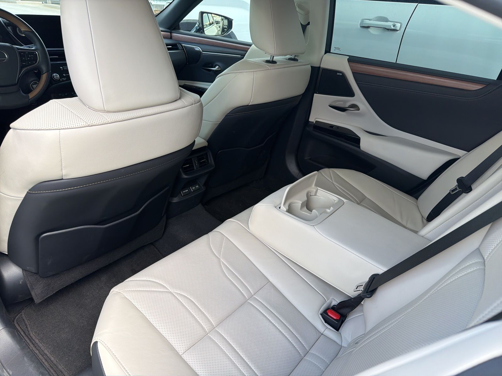 2025 LEXUS ES 300h Luxury photo 6
