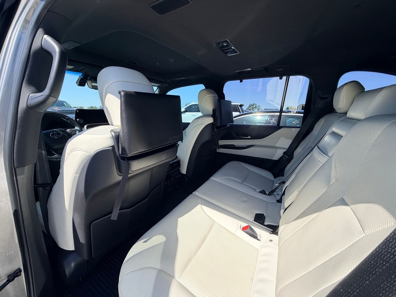 2023 LEXUS LX 600 Luxury photo 3