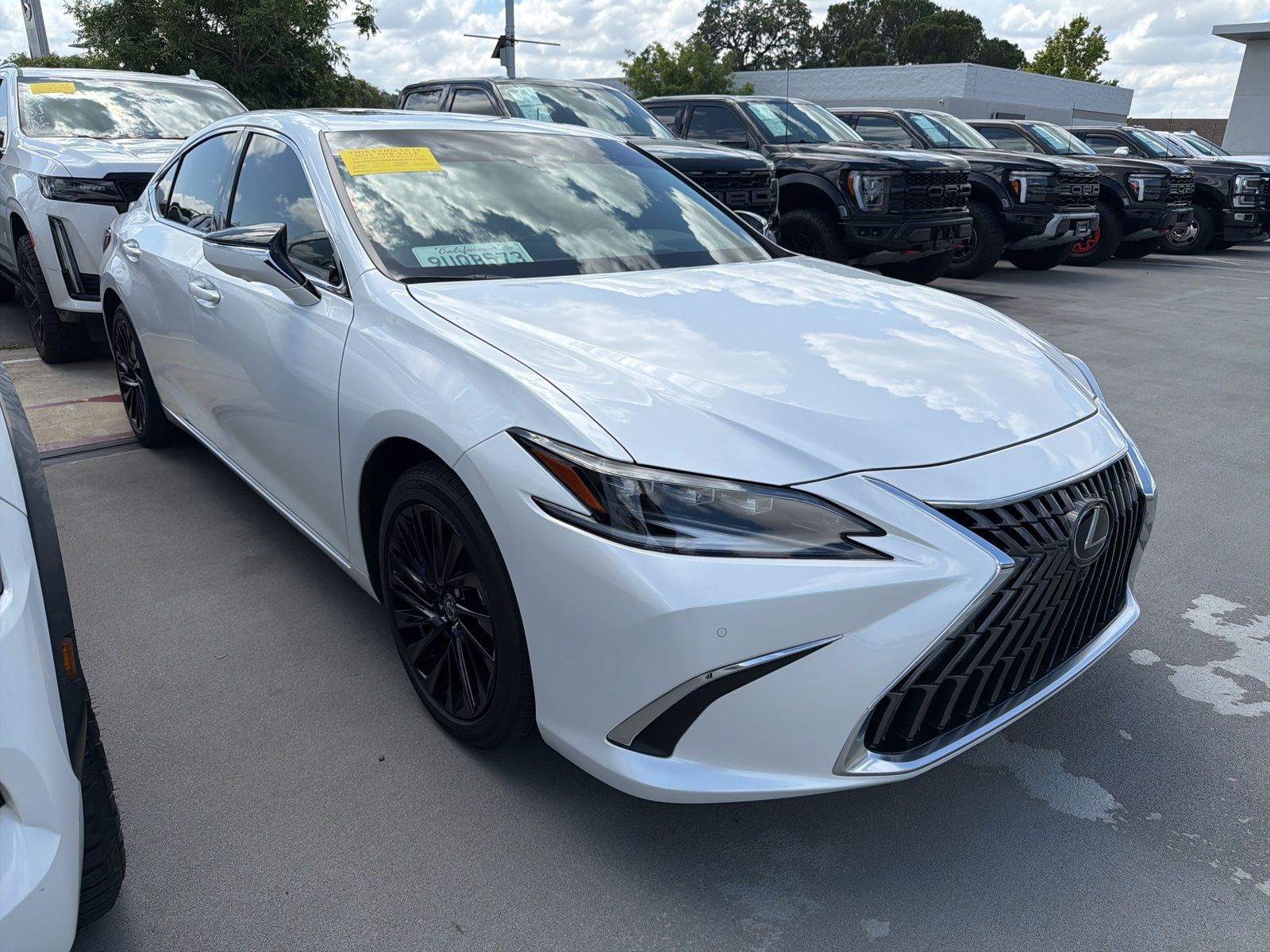 2025 LEXUS ES 300h Luxury photo 2