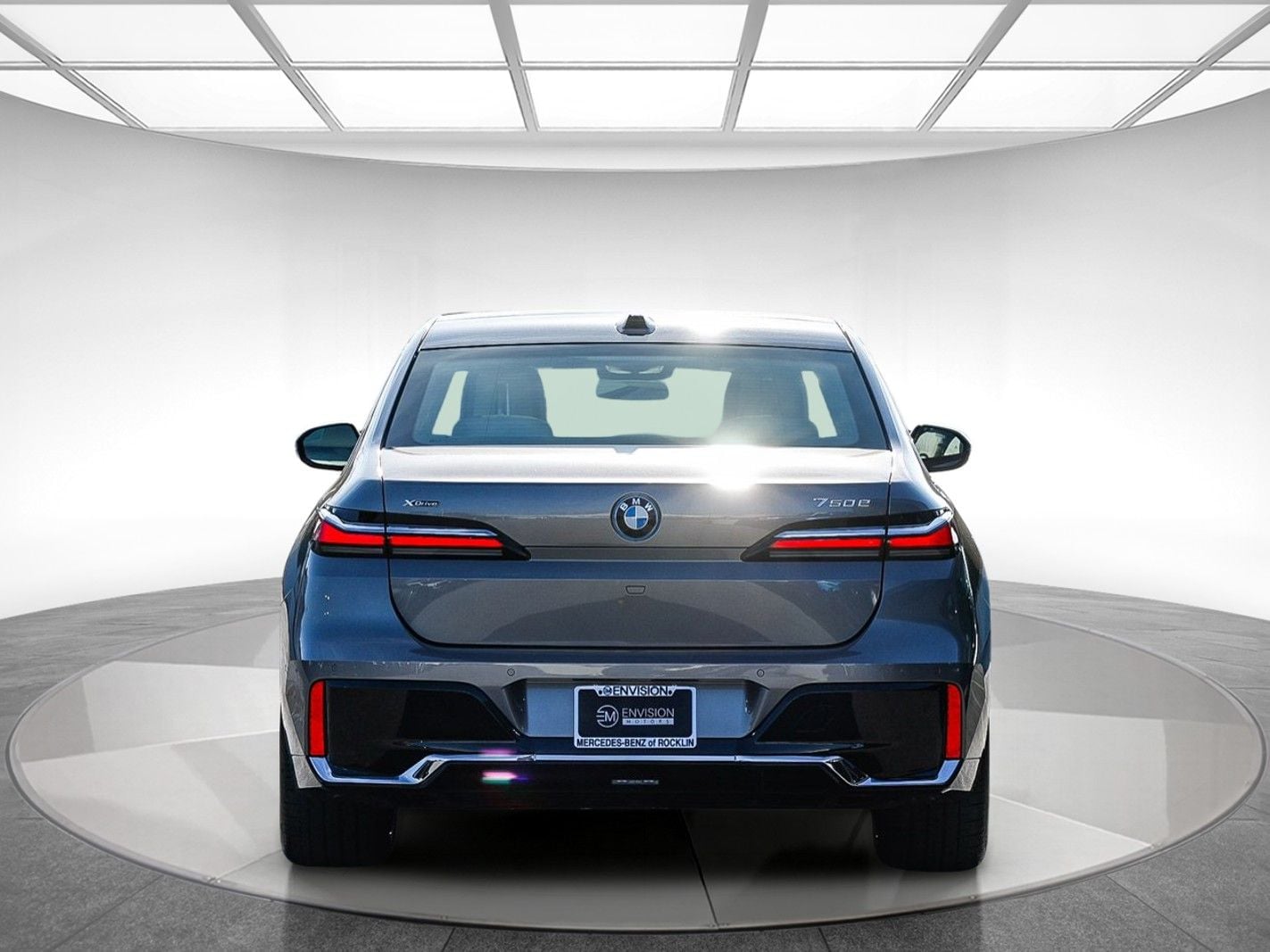 2026 BMW 7 Series 750e xDrive photo 2