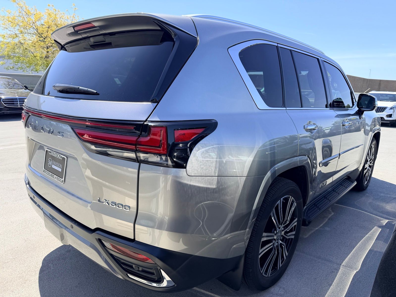 2023 LEXUS LX 600 Luxury photo 6