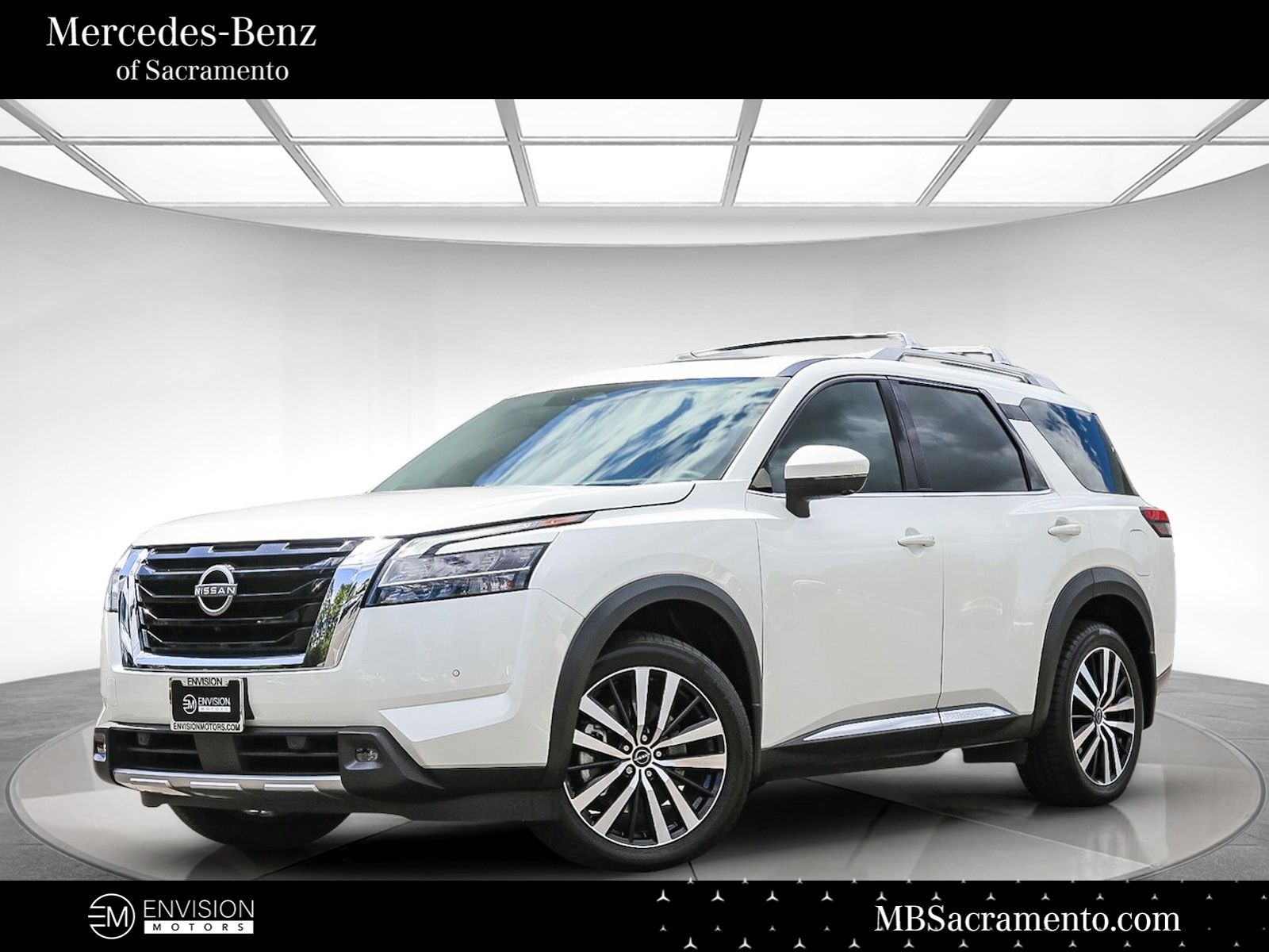 2023 Nissan Pathfinder Platinum 2WD's photo