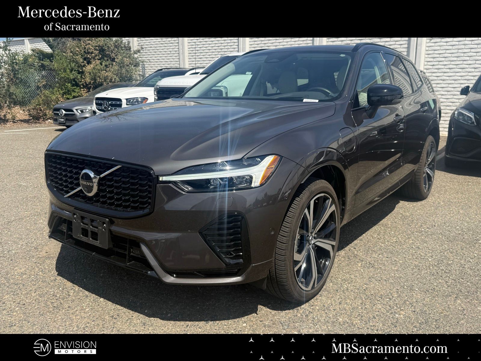 2025 Volvo XC60 T8 Ultra Dark AWD's photo