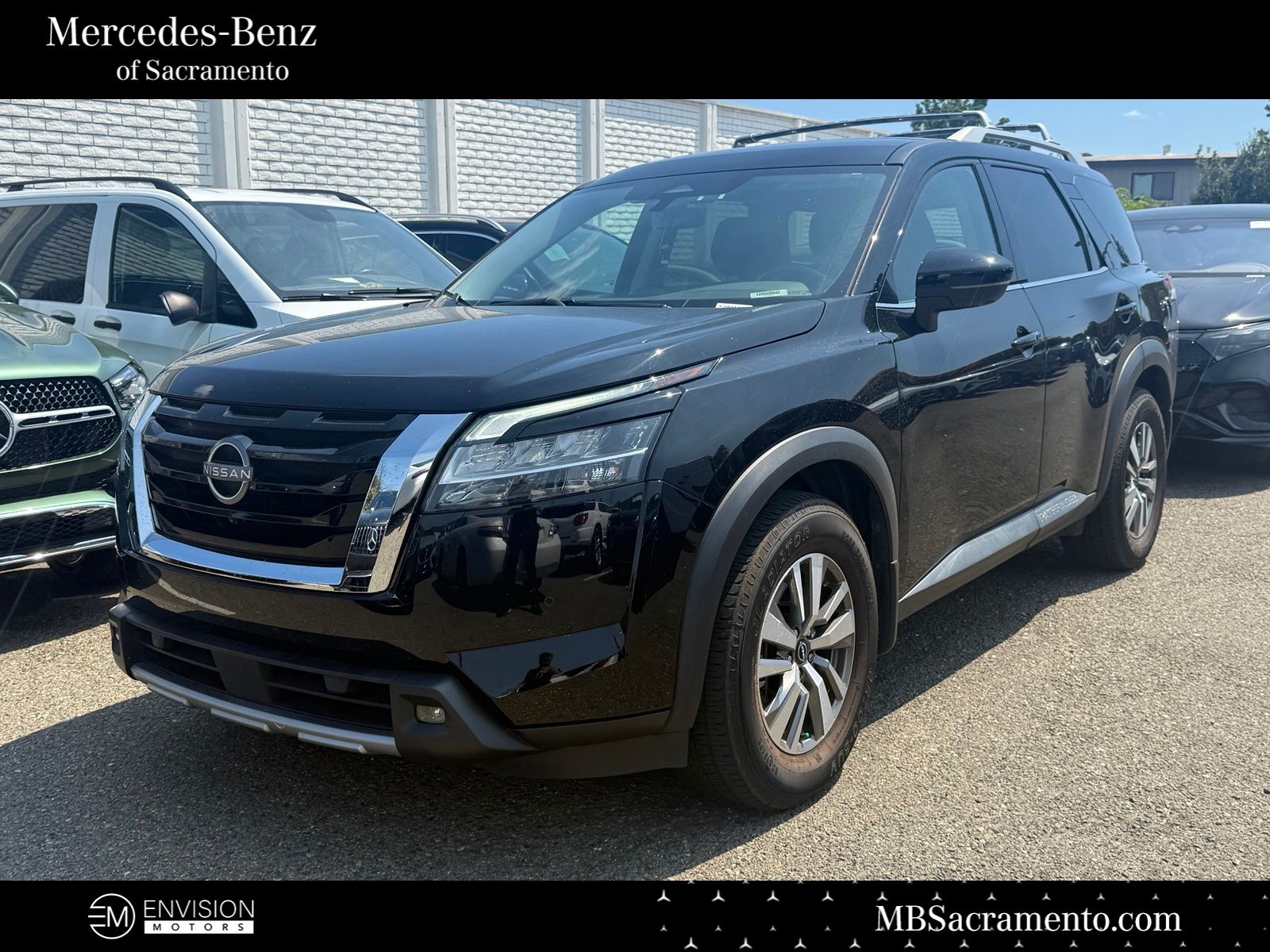 2023 Nissan Pathfinder SL 4WD's photo