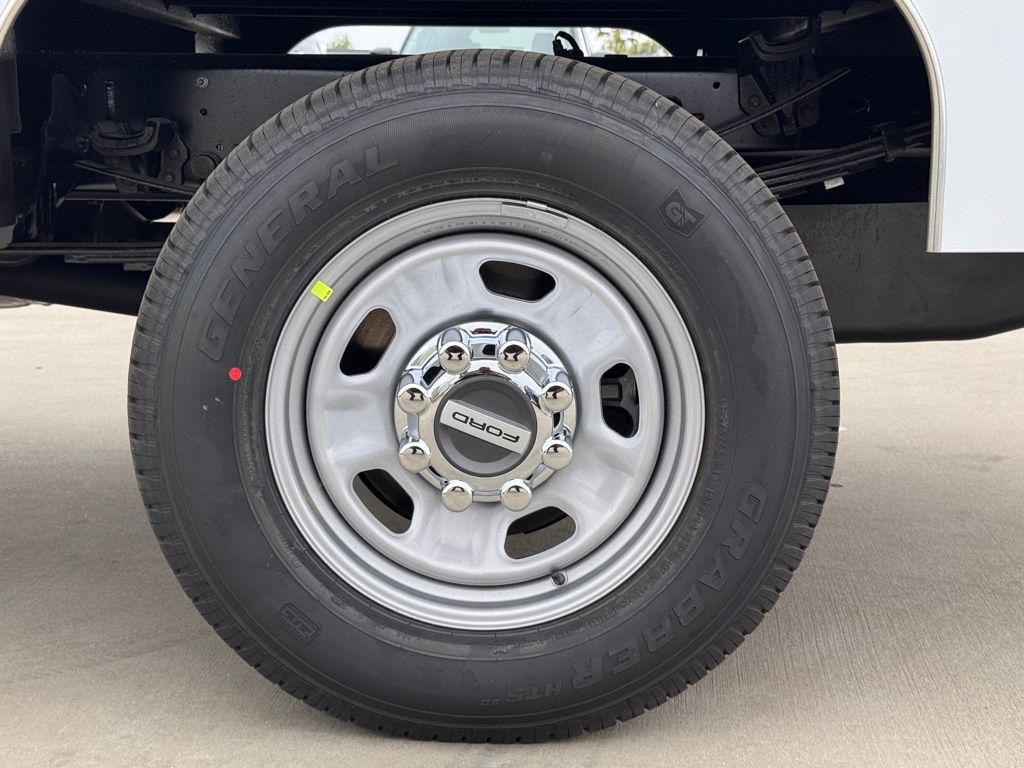 2025 Ford F-350 Super Duty Chassis Cab XLT - Photo 14