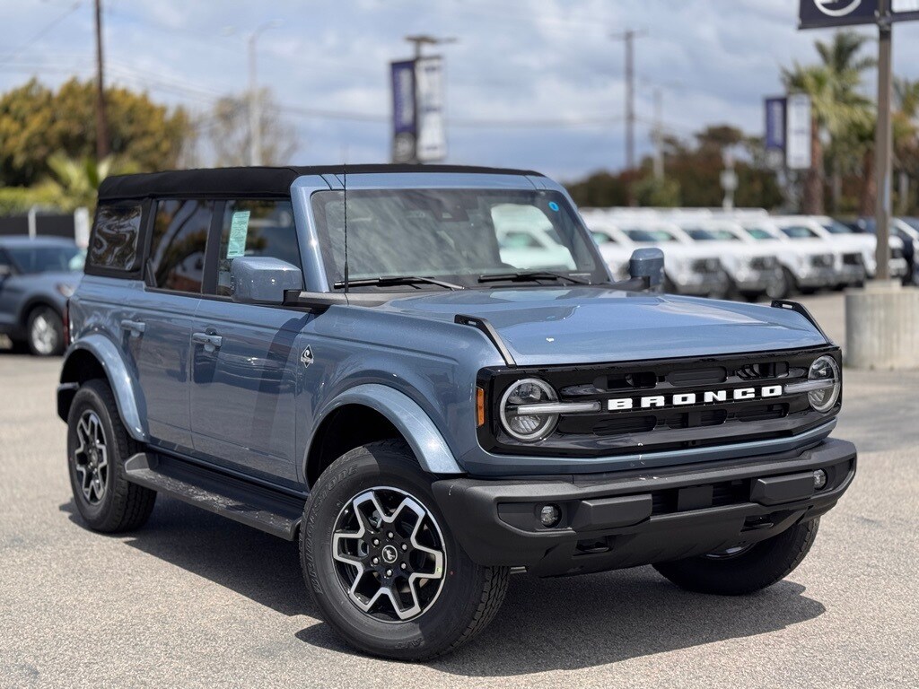 2025 Ford Bronco Outer Banks photo 2