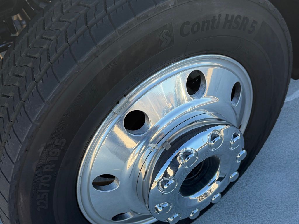 2025 Ford F-550 Super Duty Chassis Cab XLT - Photo 15
