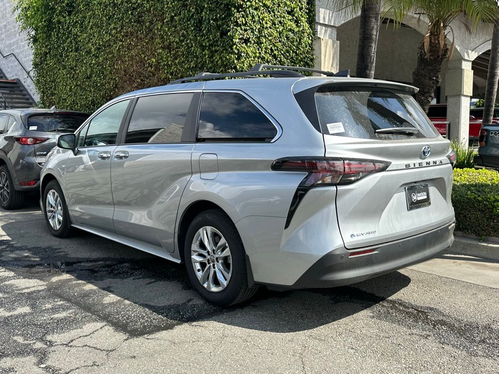 2025 Toyota Sienna XLE photo 2