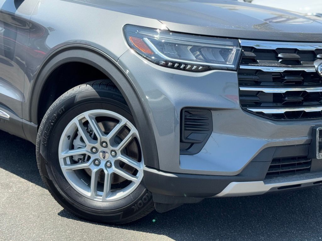 2025 Ford Explorer photo 2
