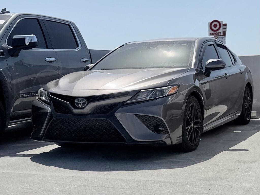 2018 Toyota Camry SE photo 3