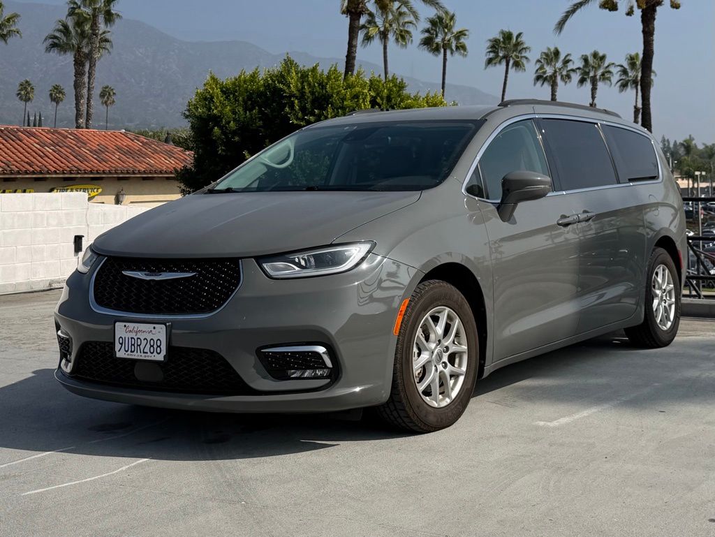 2022 Chrysler Pacifica Touring L photo 2