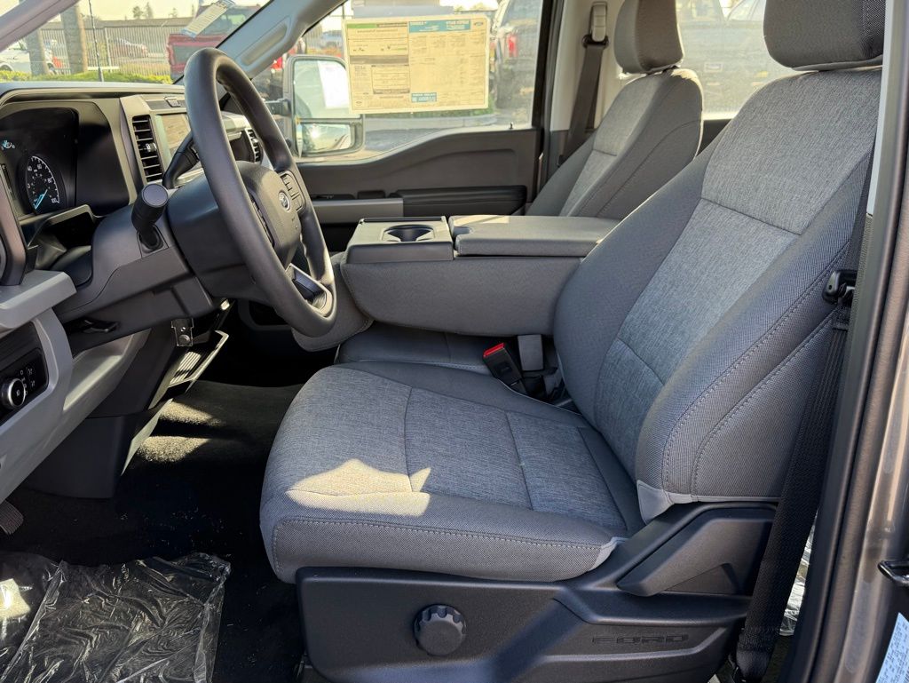 2025 Ford F-550 Super Duty Chassis Cab XLT - Photo 19