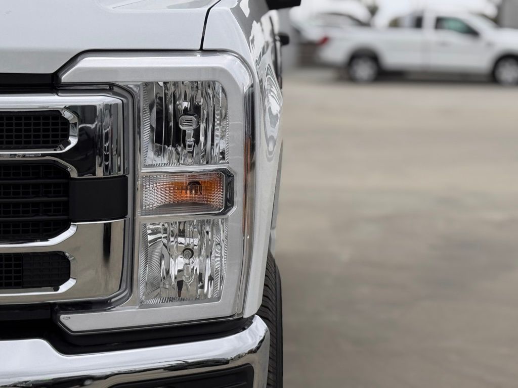2025 Ford F-350 Super Duty Chassis Cab XLT - Photo 8