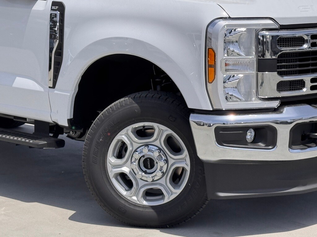 2025 Ford F-350 XLT photo 4