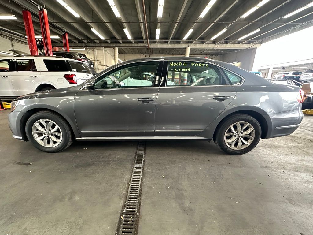 2016 Volkswagen Passat TDI S R-Line photo 4