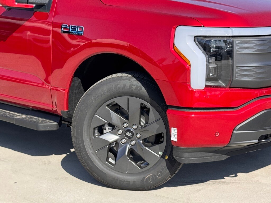 2025 Ford F-150 Lightning photo 4