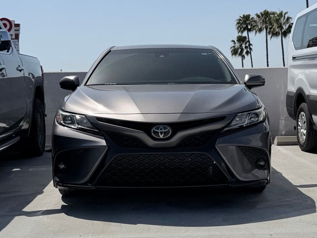 2018 Toyota Camry SE photo 2