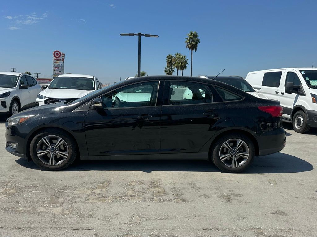 2017 Ford Focus SE photo 2