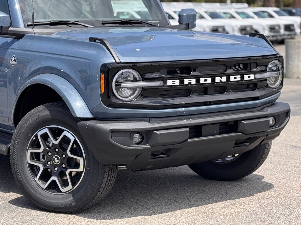 2025 Ford Bronco Outer Banks photo 3