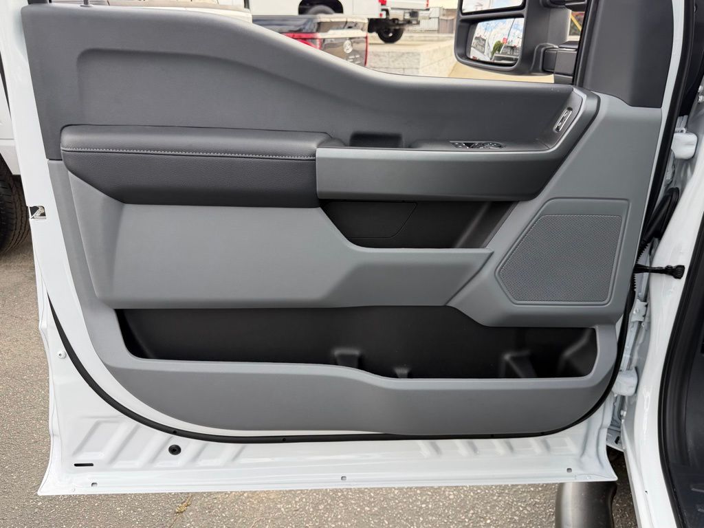 2025 Ford F-550 Super Duty Chassis Cab XLT - Photo 17