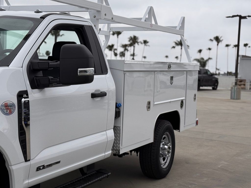 2025 Ford F-350 Super Duty Chassis Cab XLT - Photo 9