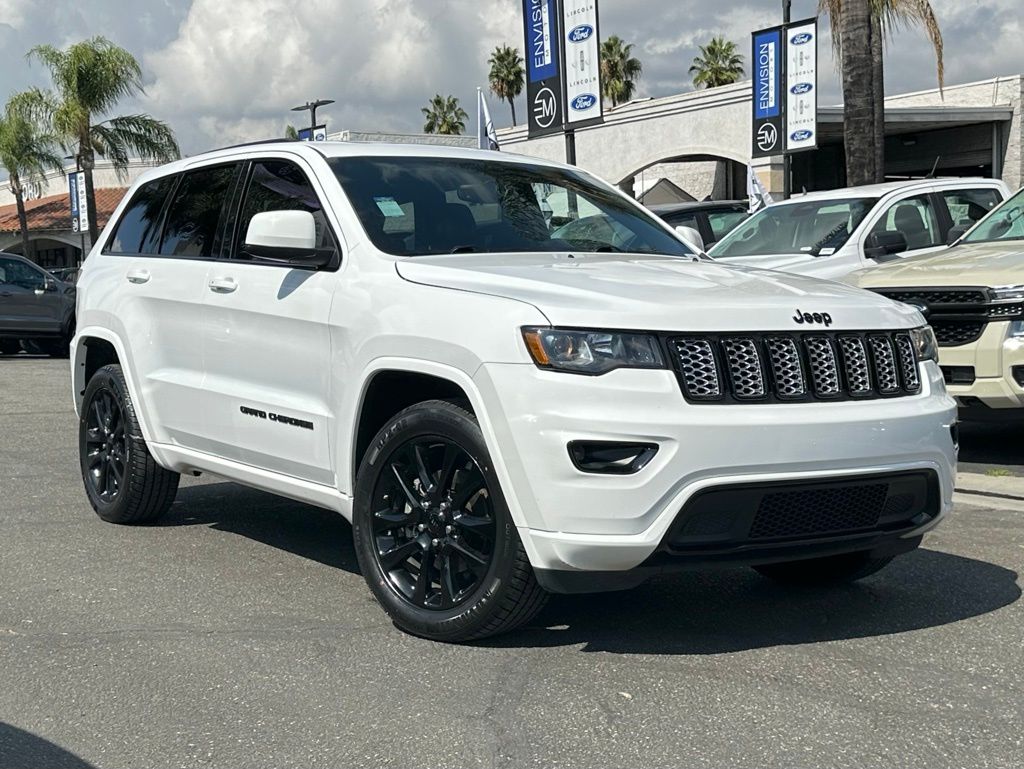 2017 Jeep Grand Cherokee Laredo photo 2