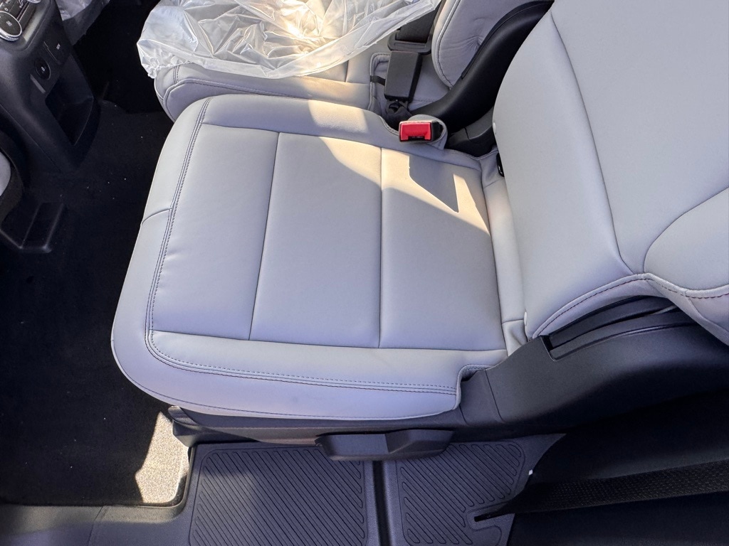 2025 Ford Explorer photo 5