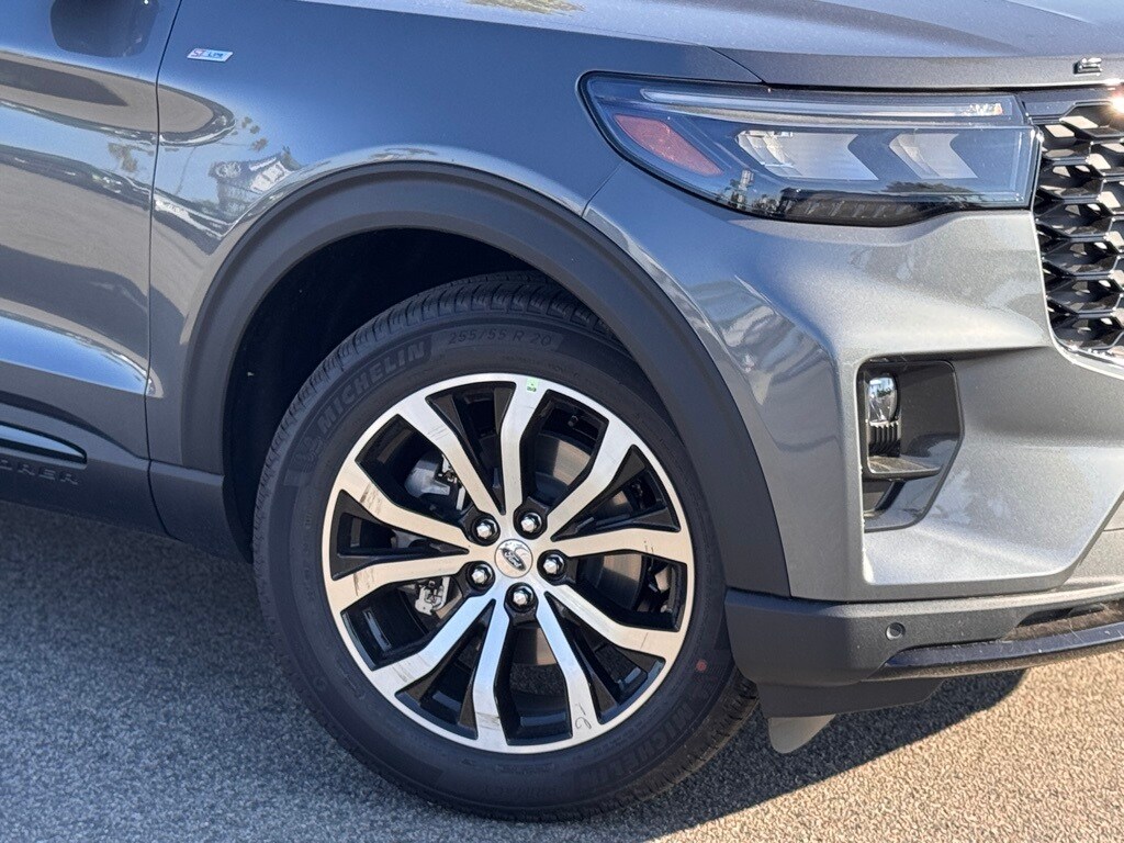 2025 Ford Explorer ST-Line photo 2