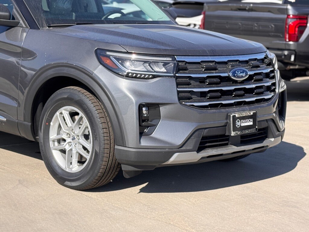 2025 Ford Explorer photo 3