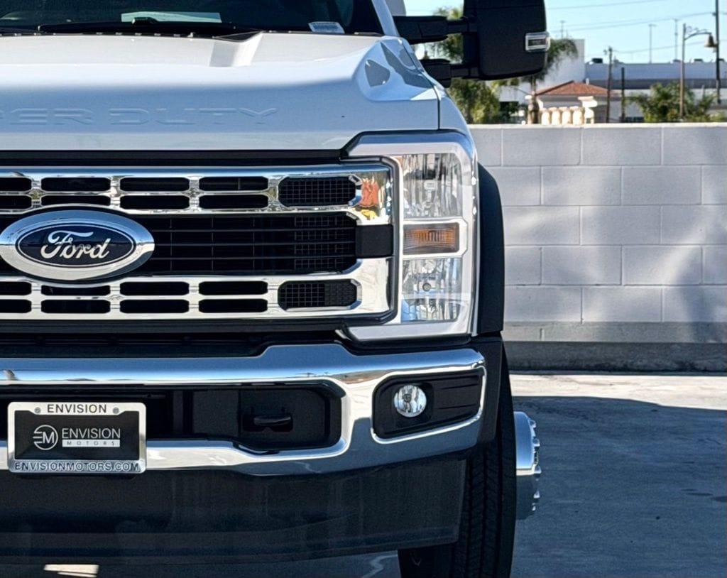 2025 Ford F-550 Super Duty Chassis Cab XLT - Photo 6