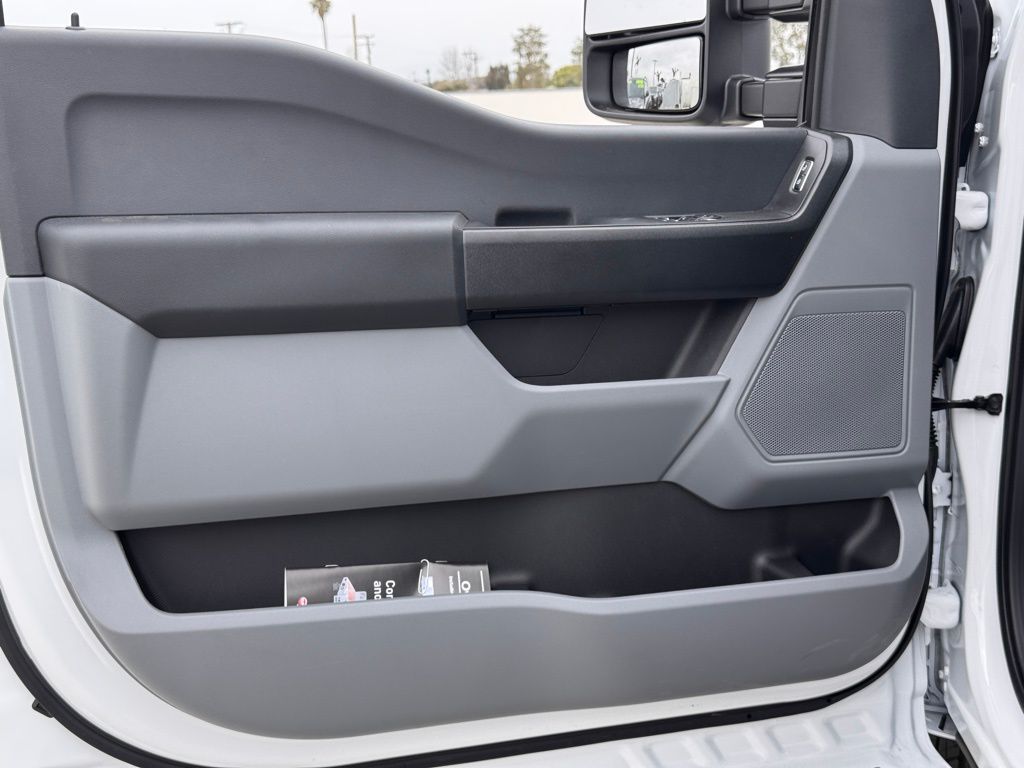 2025 Ford F-350 Super Duty Chassis Cab XLT - Photo 15