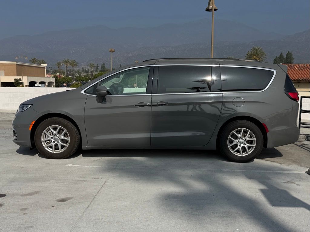 2022 Chrysler Pacifica Touring L photo 3
