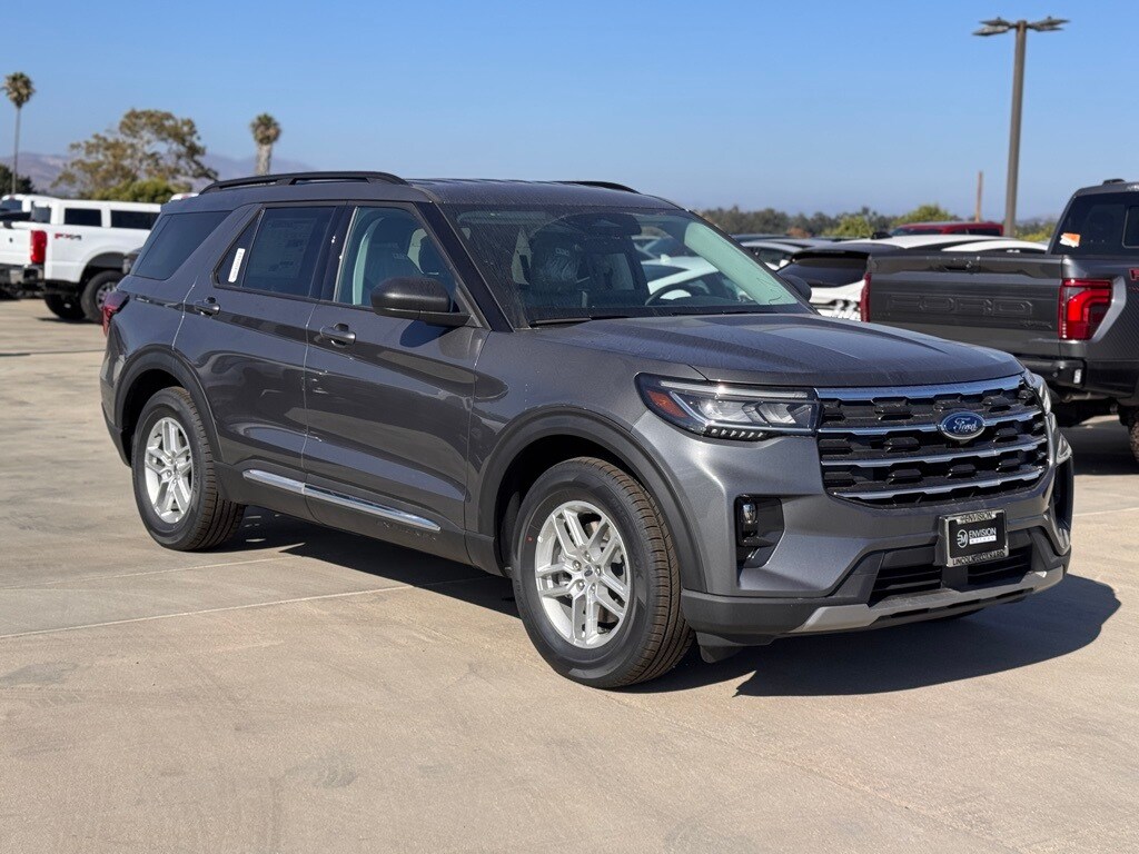 2025 Ford Explorer photo 2