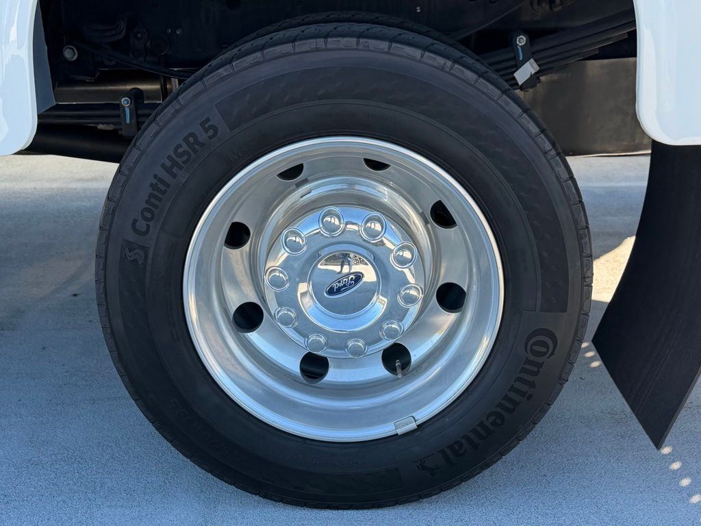 2025 Ford F-550 Super Duty Chassis Cab XLT - Photo 14