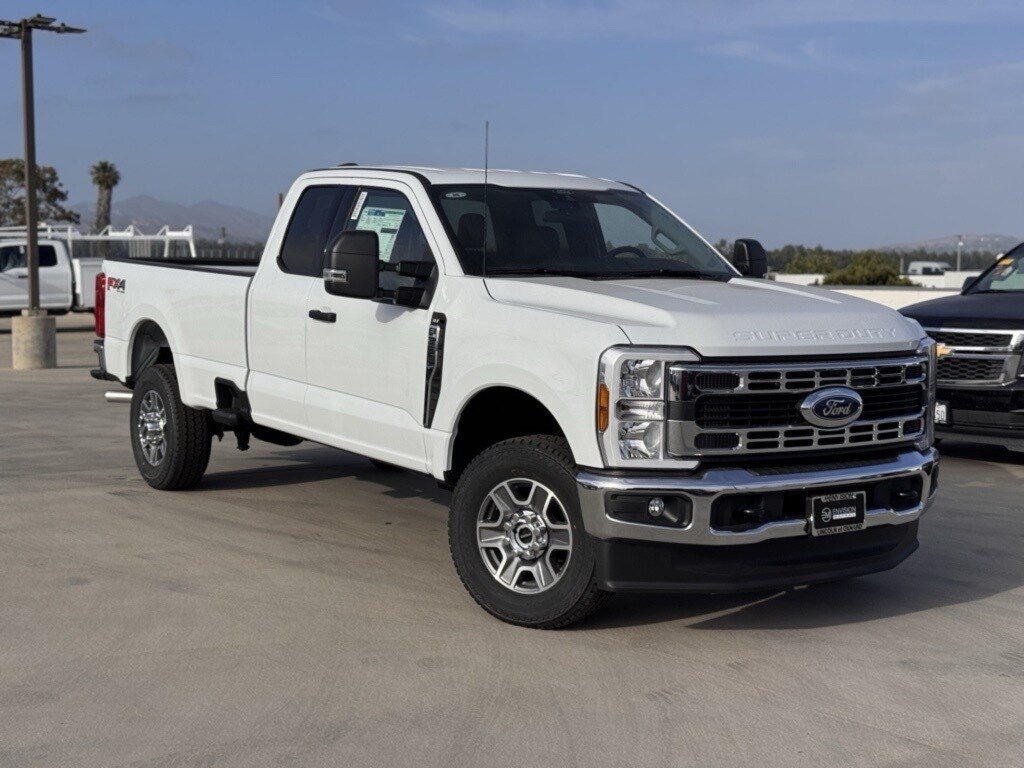 2025 Ford F-350 XLT photo 2