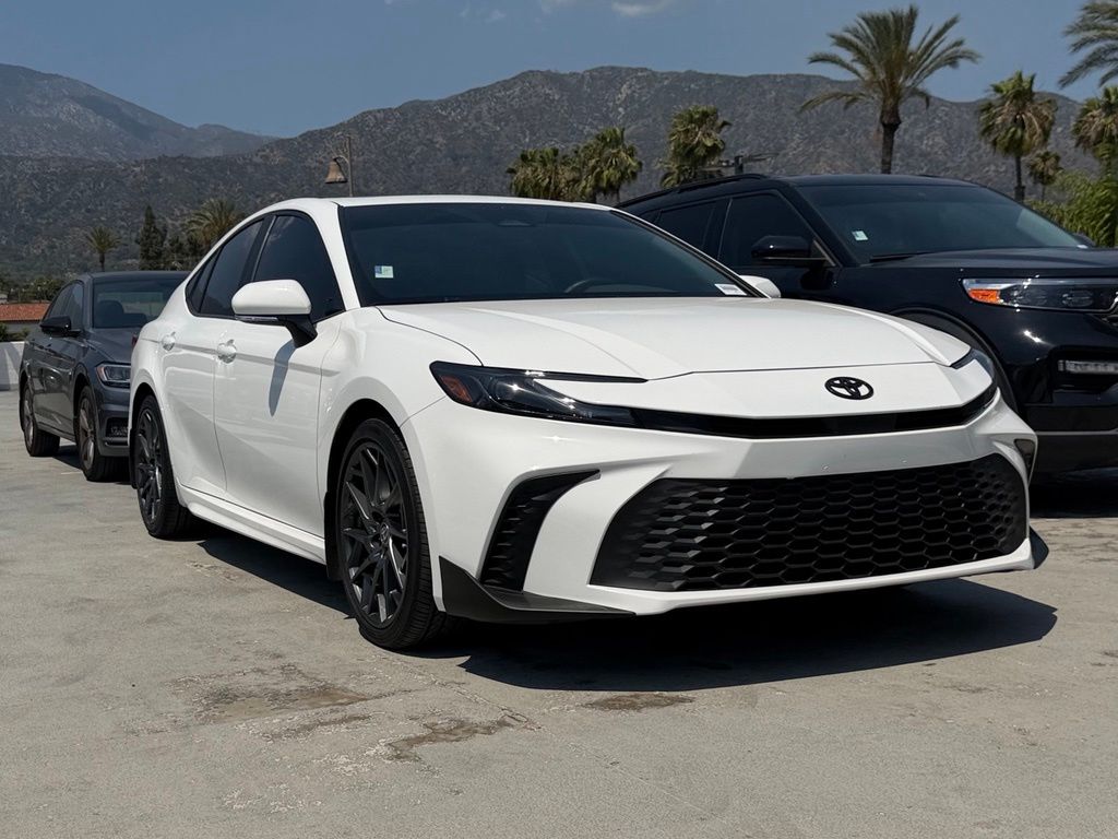 2025 Toyota Camry SE Hybrid's photo