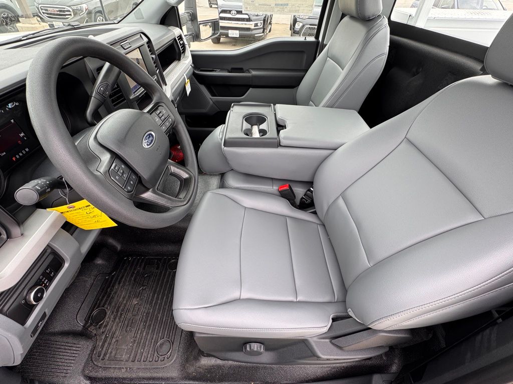 2025 Ford F-350 Super Duty Chassis Cab XLT - Photo 17