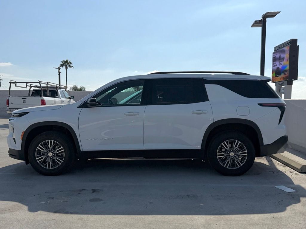 2025 Chevrolet Traverse LT photo 4
