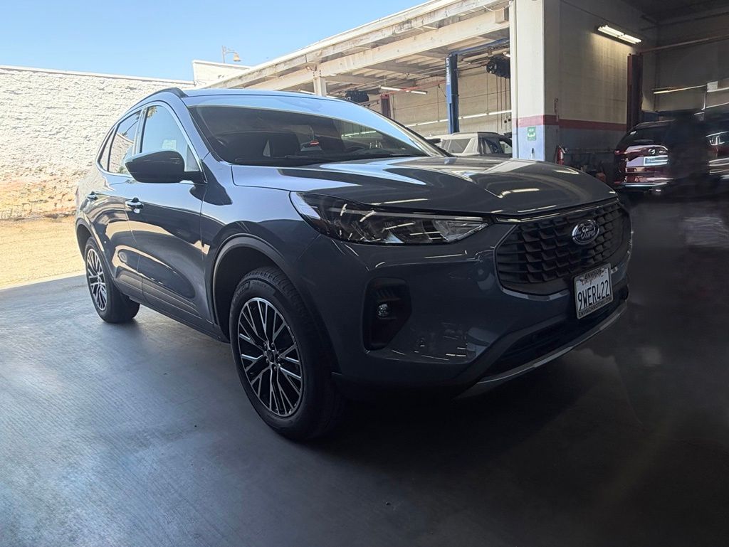 2025 Ford Escape Plug-in FWD's photo