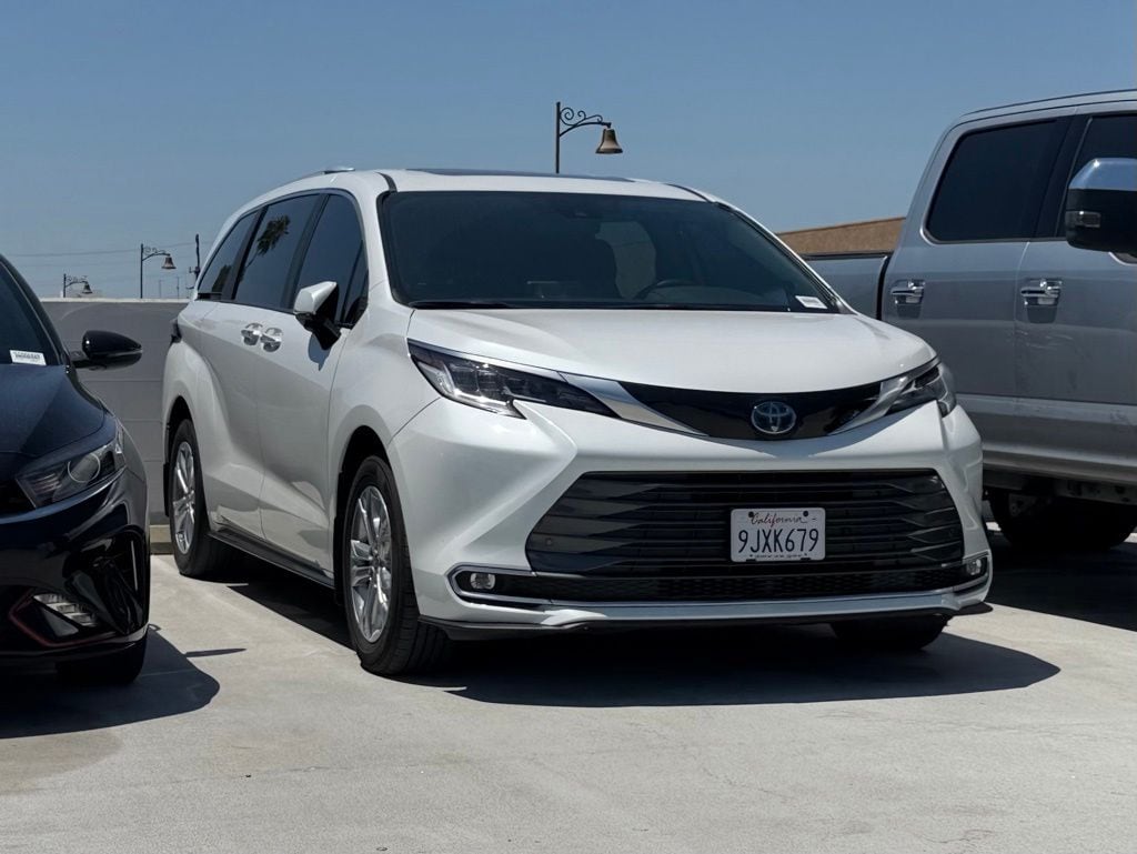 2024 Toyota Sienna Limited 7-Passenger Hybrid FWD's photo