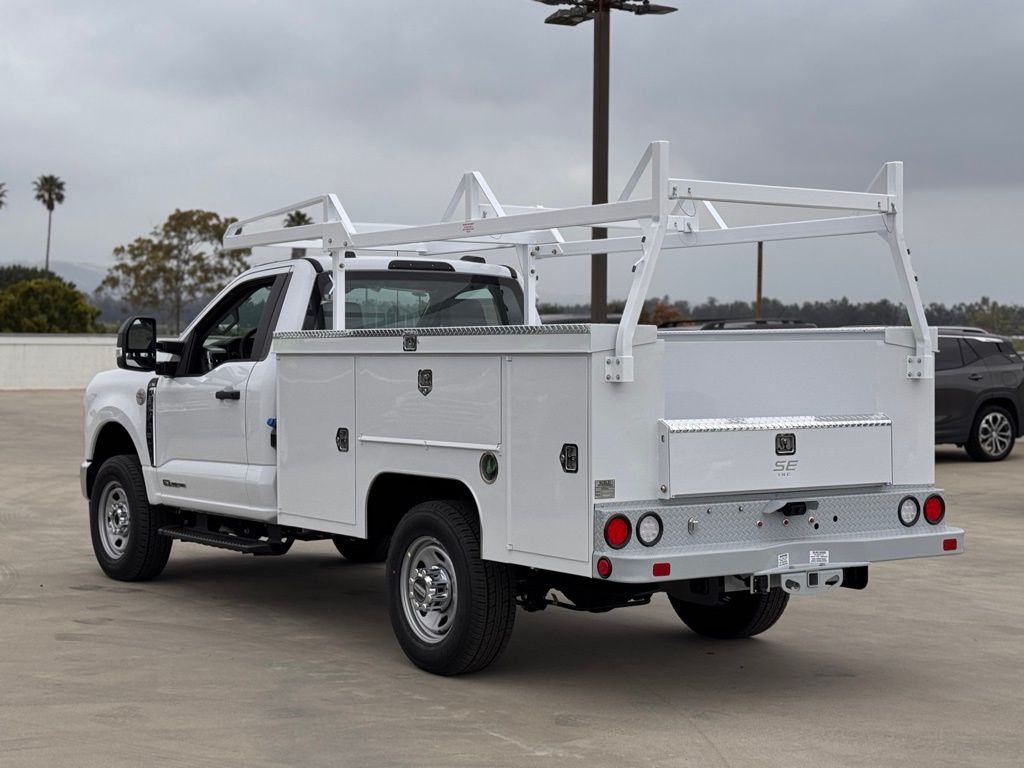 2025 Ford F-350 Super Duty Chassis Cab XLT - Photo 10