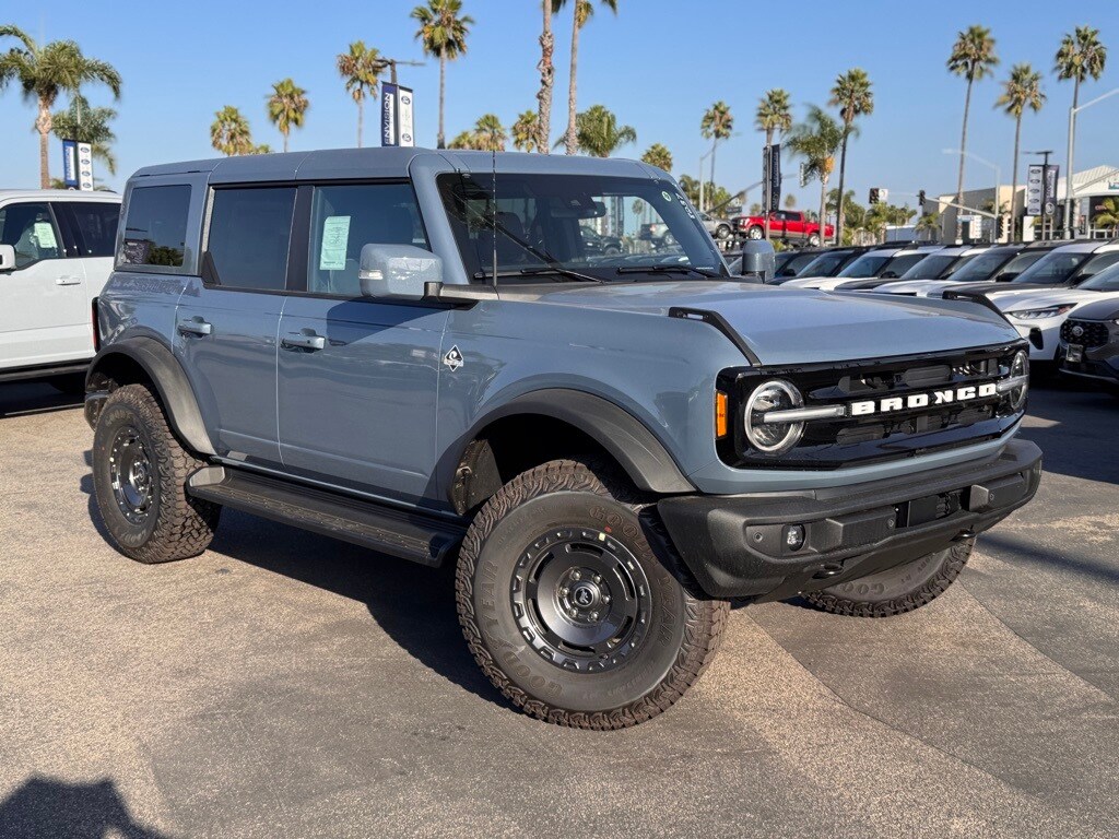 2025 Ford Bronco Outer Banks photo 2