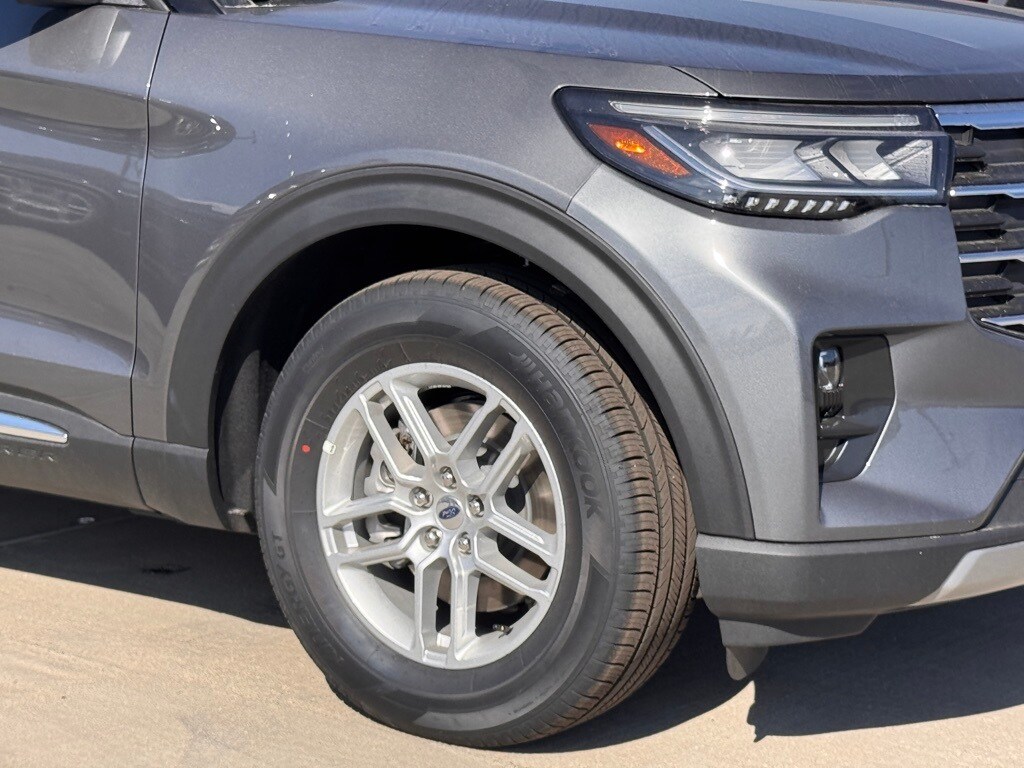 2025 Ford Explorer photo 4
