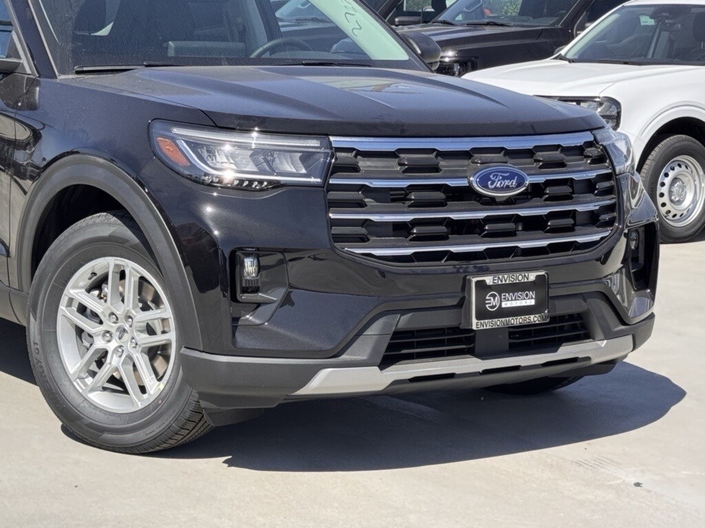 2025 Ford Explorer photo 3