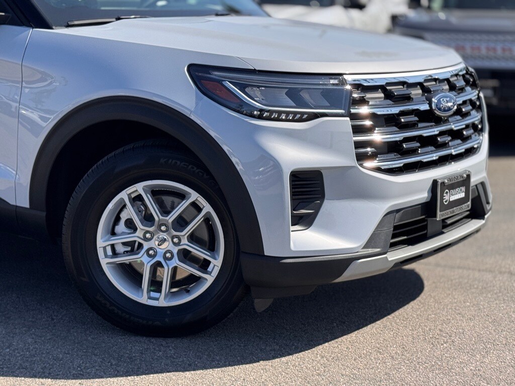 2025 Ford Explorer photo 3