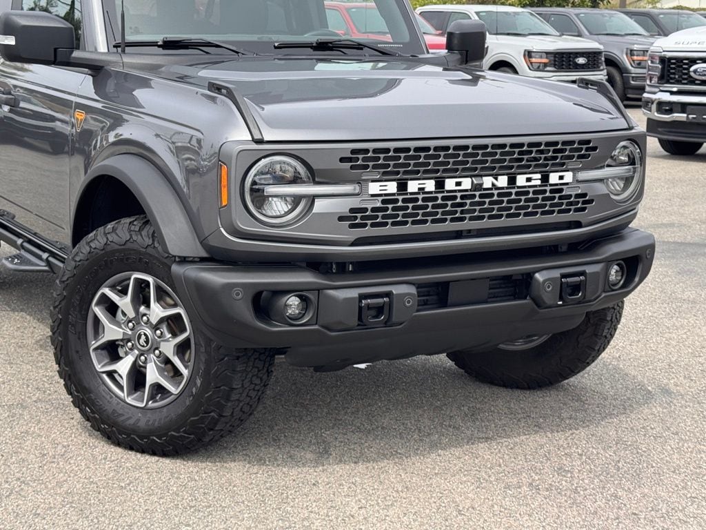 2023 Ford Bronco photo 2