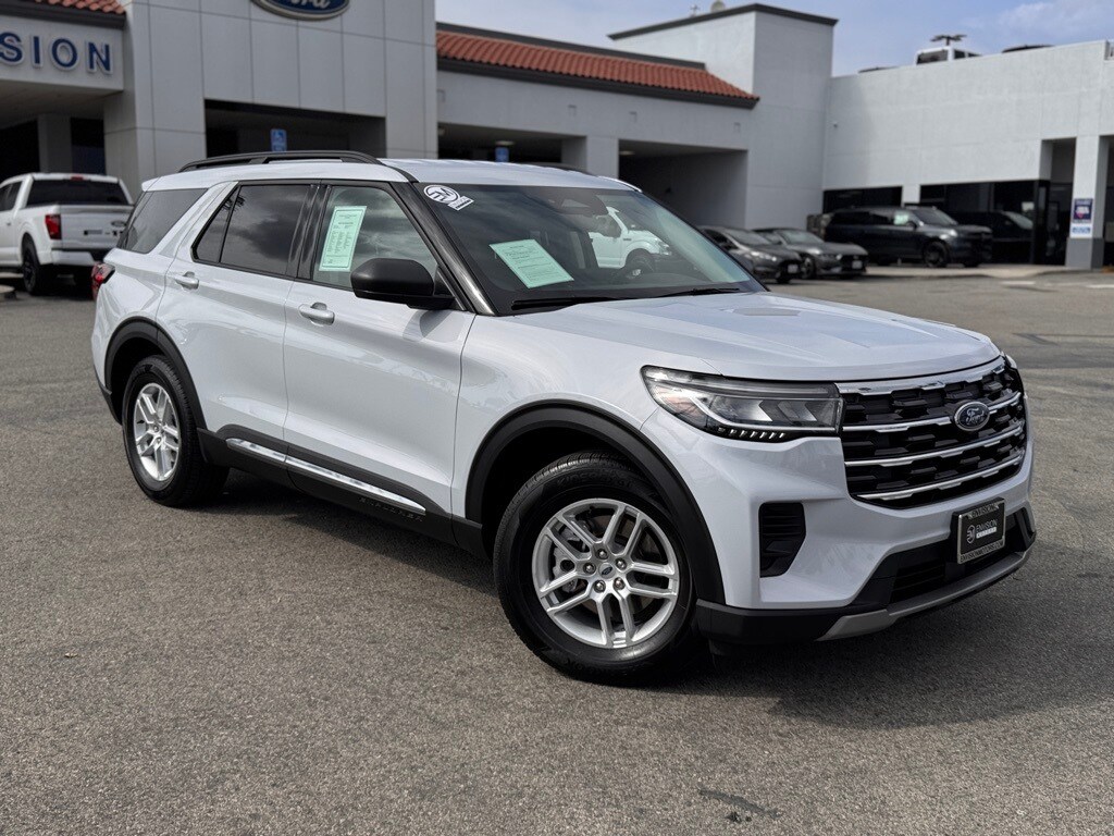 2025 Ford Explorer photo 2