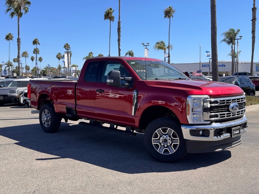 2025 Ford F-350 XLT photo 2
