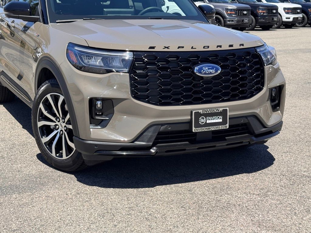 2026 Ford Explorer ST-Line photo 2
