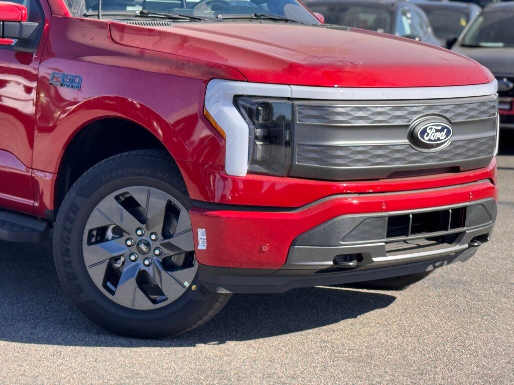 2025 Ford F-150 Lightning Lariat photo 3